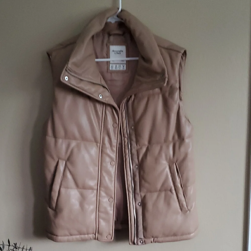 Abercrombie & Fitch Women's Tan Puffer Vest - Picture 1 of 7